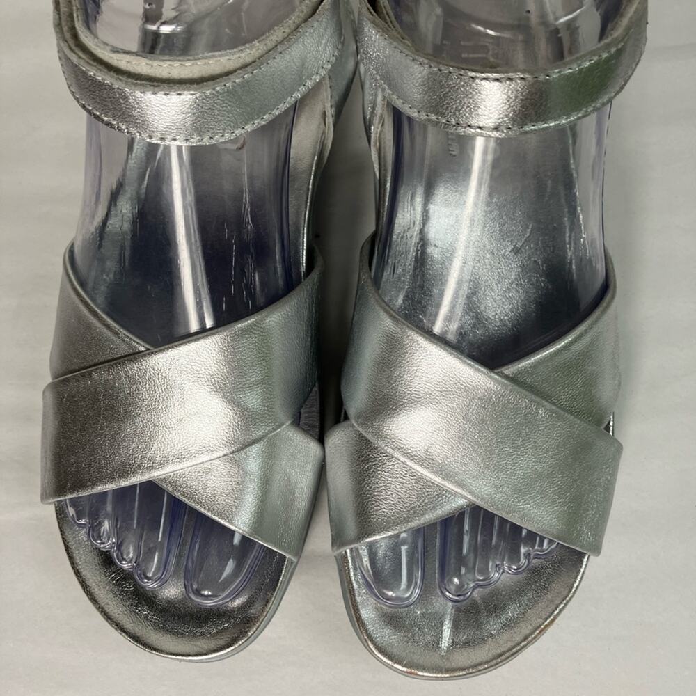 Munro Womens Brinn Sandals Silver Leather Ankle Strap Crisscross Size 6.5 summer - Picture 3 of 10